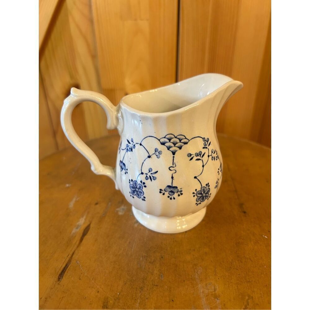 Myott Staffordshire FINLANDIA Creamer England (8858)